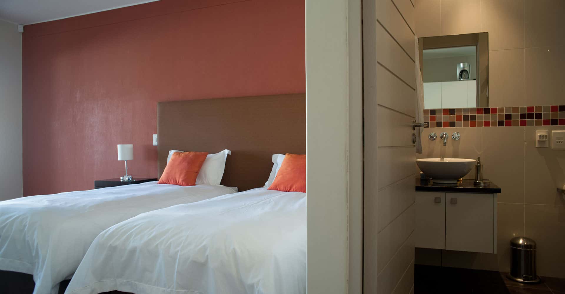 da Heim Guesthouse Kapstadt Schlafbereich und Badezimmer