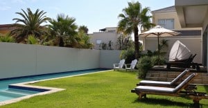 Gästehaus Garten mit Pool und Liegen zum Entspannen - guesthouse pool and garden for relaxing