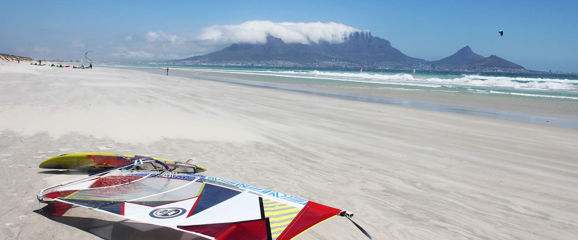 Kapstadt Sunset Beach mit Surfbrettern