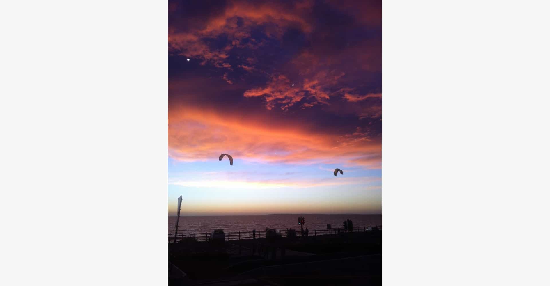 Kitesurfer im Sonnenuntergang - kitesurfers during sunset