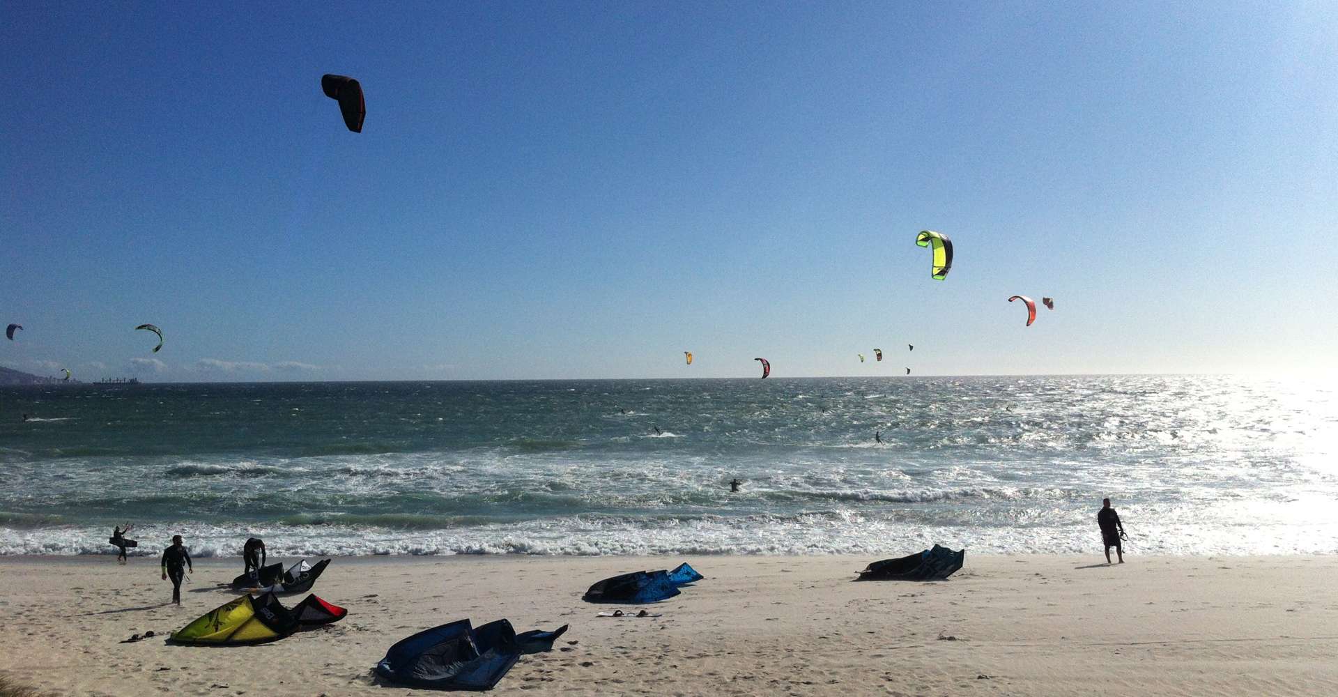 Mehrere kitesurfer am Strand - kitesurfer at beach