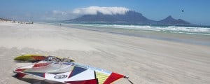 Kapstadt Sunset Beach mit Surfbrettern